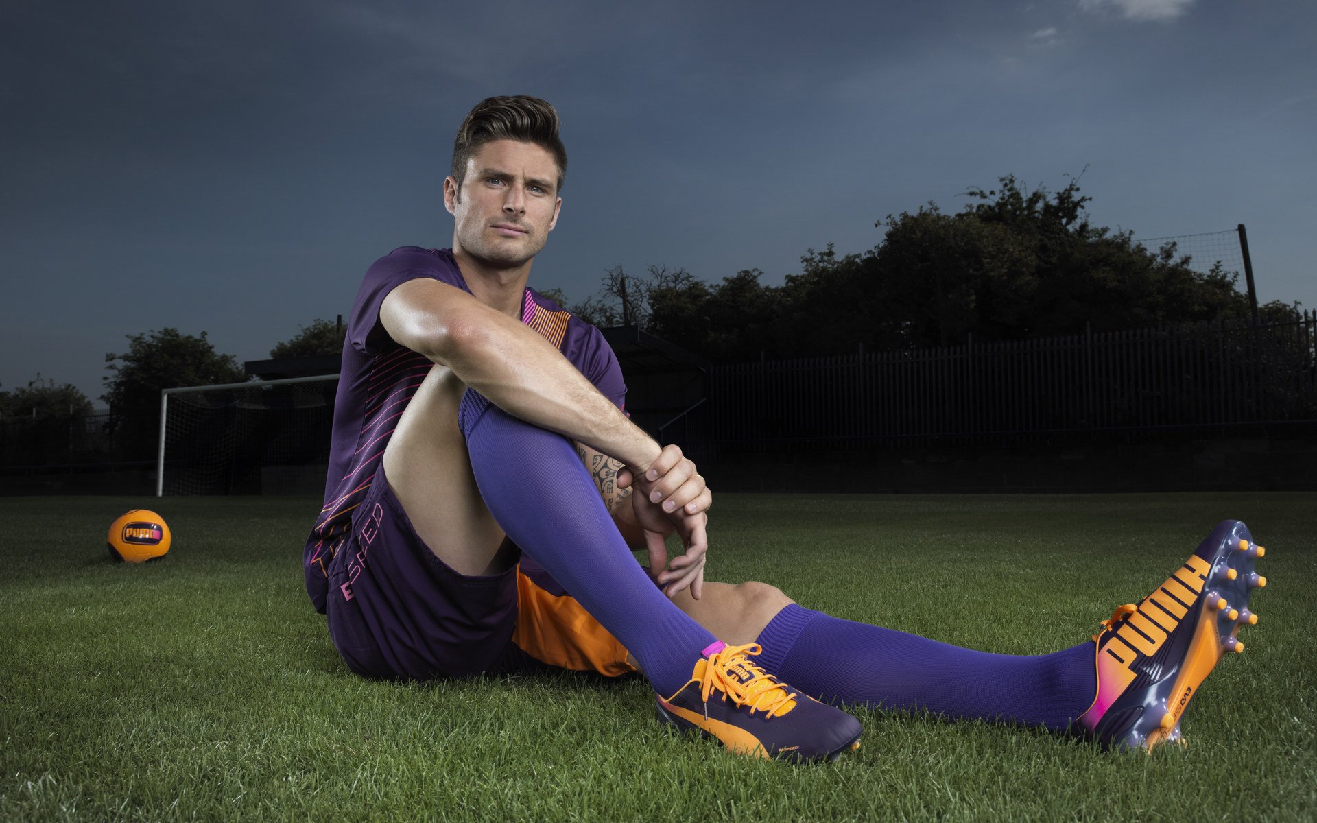 伊朗骑手阿里·巴赫蒂亚里在巴黎奥运会上与“Shahram”马匹共同夺得障碍赛银牌，展现默契配合。